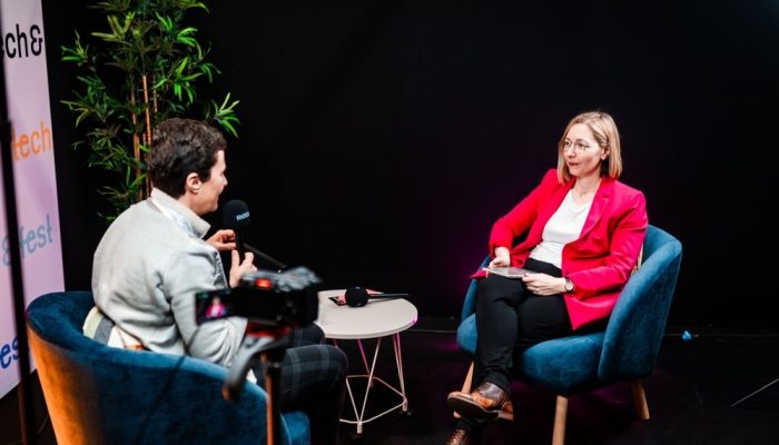 déborah en interview